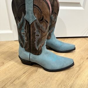 Ferrini Women’s Holly V-Toe Boot